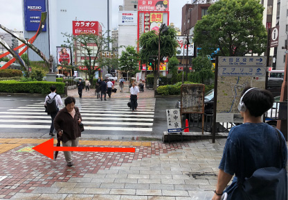 東口のロータリーを左に進みます。