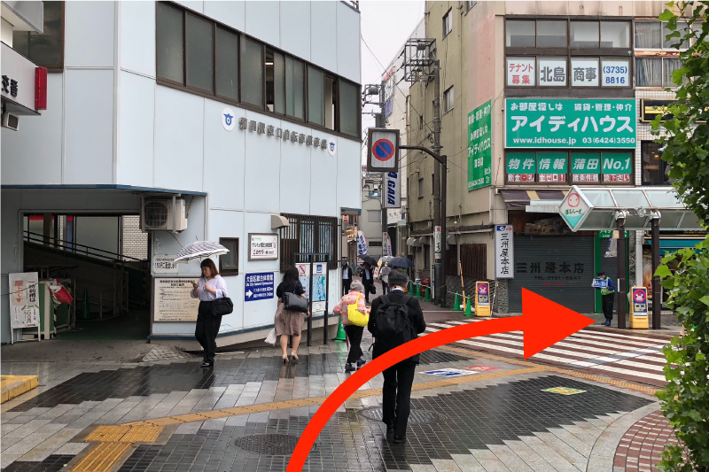 駐輪場を左手に、直進、ぽぷらーどを歩きます。