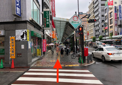 ぽぷらーどをしばらく直進します。