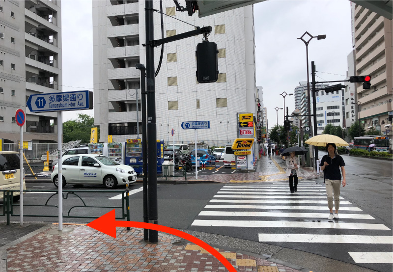 タイムズのパーキングを左折します。