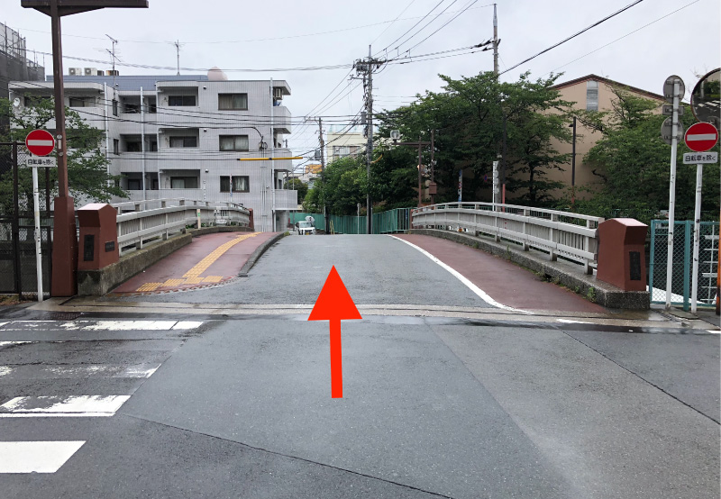 橋を渡ります。