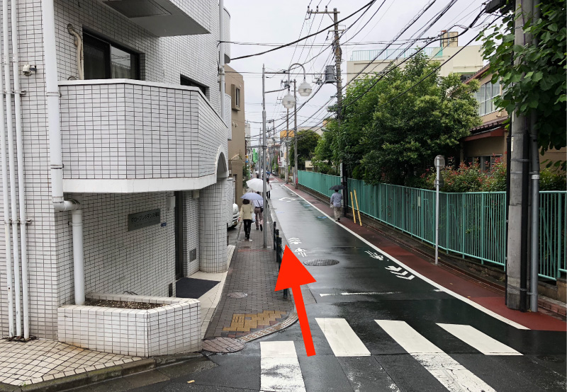 路地に入ります。このまましばらく直進します。