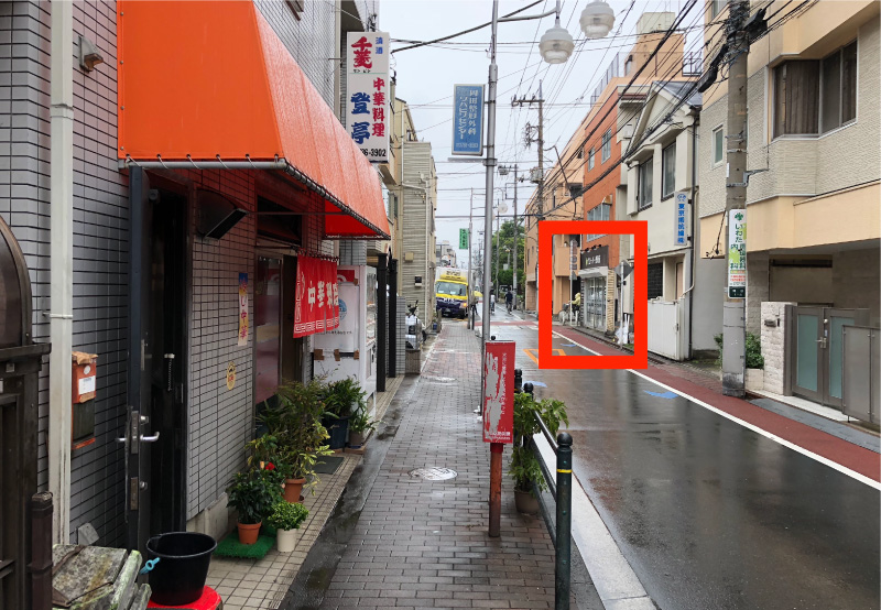 右手にクローバー治療院が見えてきます。